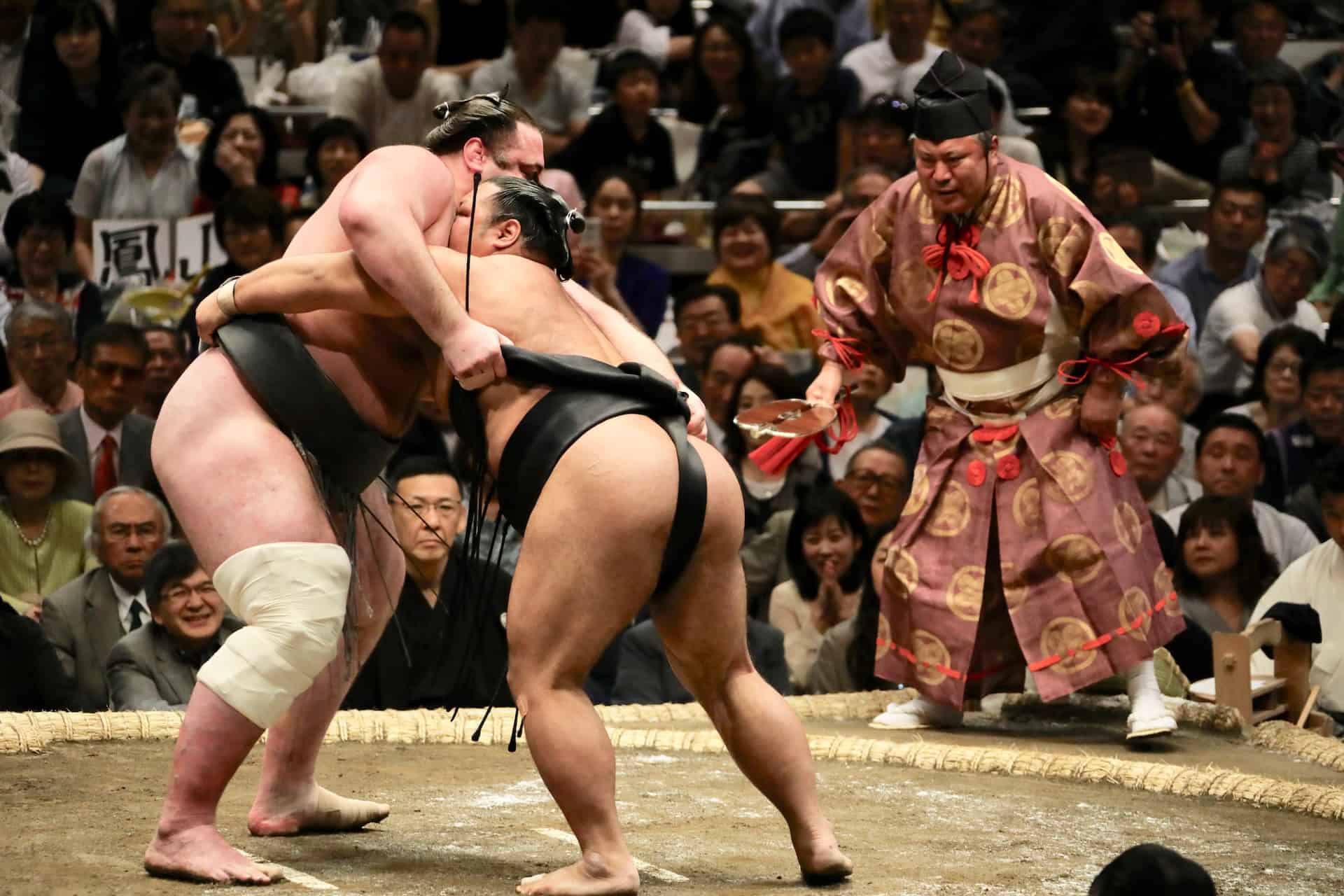 行司が伝統的な装束で立ち合う大相撲の本場所
